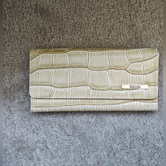KENNETH COLE REACTION WOMEN'S TRIFOLD FLAP SNAP WALLET - Picture 1 of 7